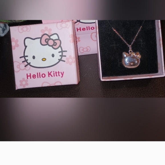Hello Kitty Locket (Silver) - Picture 1 of 7